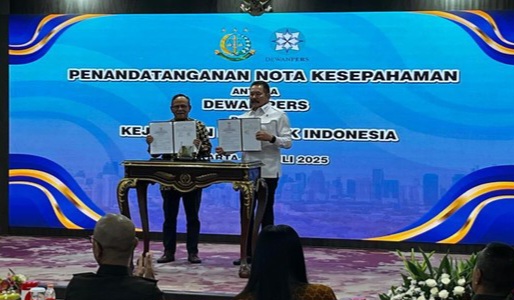 Jaksa Agung ST Burhanuddin dan Ketua Dewan Pers Komaruddin Hidayat saat menunjukan Nota Kesepahaman (MoU) terkait kerja sama mendukung penegakan hukum, kemerdekaan pers, keterbukaan informasi, dan pengawasan sosial di Indonesia, Selasa 15 Juli 2025.