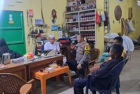 Aiptu Rasdin Bhabinkamtibmas Polsek Pulau Panggung saat Menyambangi Tokoh Masyarakat dan Warga. 