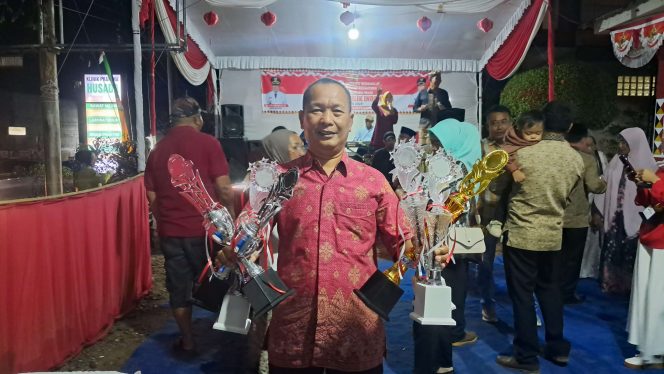 
 Kepala sekolah SMK N 1 Talang Padang Jamnur Hardy, S.Pd., M.M., saat Membawa Piala Dalam Rangkaian HUT RI ke-80 Tingkat Kecamatan Talang Padang. 