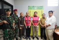 David Alexander, Komisaris PT Ratu Samban Mining, dan Sunindyo Suryo Herdadi, mantan Kepala Inspektur Tambang Provinsi Bengkulu periode April 2022 hingga Juli 2024, saat berada di Rutan Salemba, Jumat 1 Juli 2025 | Dok. Kejagung RI.