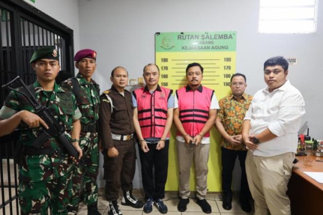 David Alexander, Komisaris PT Ratu Samban Mining, dan Sunindyo Suryo Herdadi, mantan Kepala Inspektur Tambang Provinsi Bengkulu periode April 2022 hingga Juli 2024, saat berada di Rutan Salemba, Jumat 1 Juli 2025 | Dok. Kejagung RI.