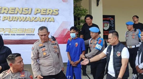 Tersangka Ade Mulyana saat dihadirkan dalam konferensi pers Polres Purwakarta, Kamis 14 Agustus 2025 |