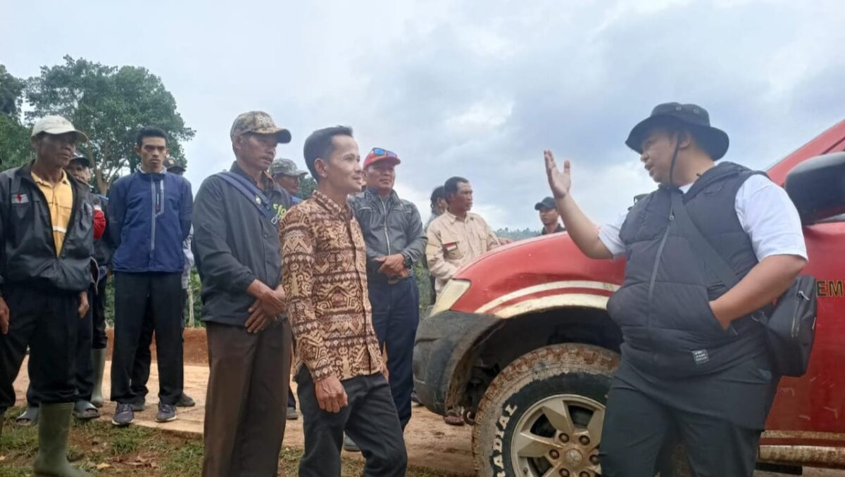 Warga saat menghadang Satgas PKH Kejagung di Kawasan Hutan Lindung Lampung Barat | Ist.