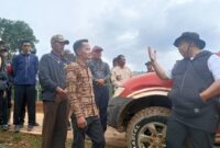 Warga saat menghadang Satgas PKH Kejagung di Kawasan Hutan Lindung Lampung Barat | Ist.