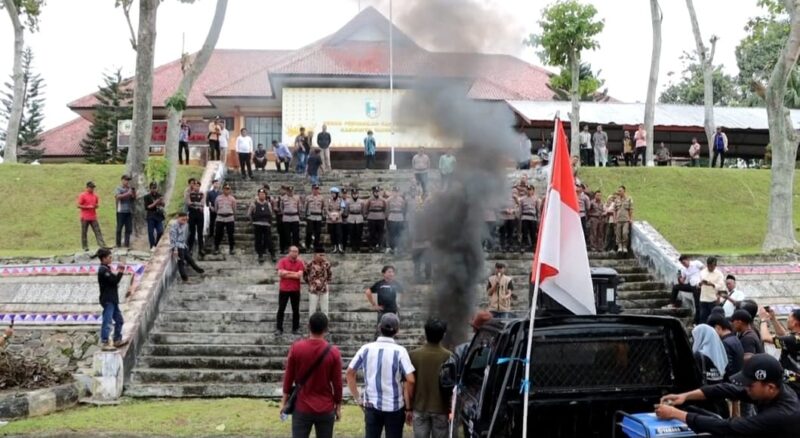 Masa Aksi FTM saat melakukan orasi di Jalan Depan Gedung DPRD Tanggamus, Kamis 31 Juli 2025 | Herdi/Media Prioritastv.com.