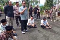 Wakil Ketua I DPRD Tanggamus, Rangga Putra Hakim saat memberikan penjelasan kepada para peserta aksi unjuk rasa PTM  di jalan depan gedung DPRD setempet, Kamis 31 Juli 2025 | Herdi/Media Prioritastv.com.