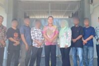 Foto bersama 6 dari 9 warga binaan yang bebas usai mendapatkan amnesti Presiden, Sabtu 2 Agustus 2025 | Dok. Lapas Kota Agung Tanggamus.