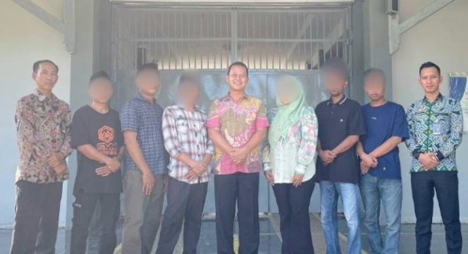 Foto bersama 6 dari 9 warga binaan yang bebas usai mendapatkan amnesti Presiden, Sabtu 2 Agustus 2025 | Dok. Lapas Kota Agung Tanggamus.