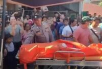 Petugas mengevakuasi jenazah Yati (49), seorang ibu yang dibunuh oleh anaknya di Jalan Manggis 1, Kelurahan Panorama, Kecamatan Singaran Pati, Kota Bengkulu, Sabtu 2 Agustus 2025 | Ist.