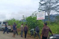 Satgas PKH Kejagung RI saat memasang plang penyitaan lahan TNBBS di Lampung Barat, Jumat, 1 Agustus 2025 | Ist.