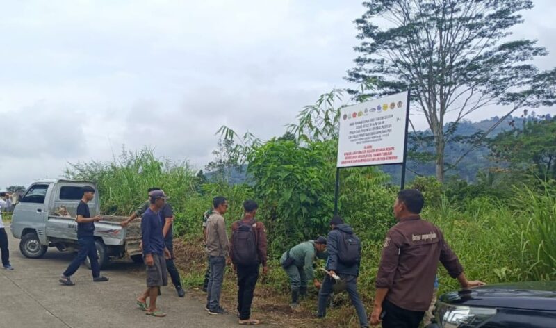 Satgas PKH Kejagung RI saat memasang plang penyitaan lahan TNBBS di Lampung Barat, Jumat, 1 Agustus 2025 | Ist.