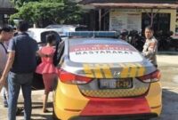 Pelaku NA saat hendak dibawa polisi menggunakan kendaraan patroli, Sabtu 2 Agustus 2025 | Ist.