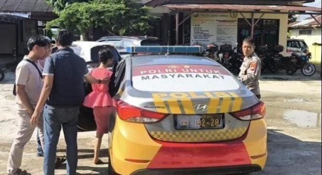 Pelaku NA saat hendak dibawa polisi menggunakan kendaraan patroli, Sabtu 2 Agustus 2025 | Ist.