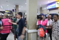 Kedua tersangka mantan Pejabat Kementerian ESDM dan pengusaha tambang saat diterbangkan ke bengkulu, Jumat 1 Agustus 2025, malam | Dok. Kejati Bengkulu.