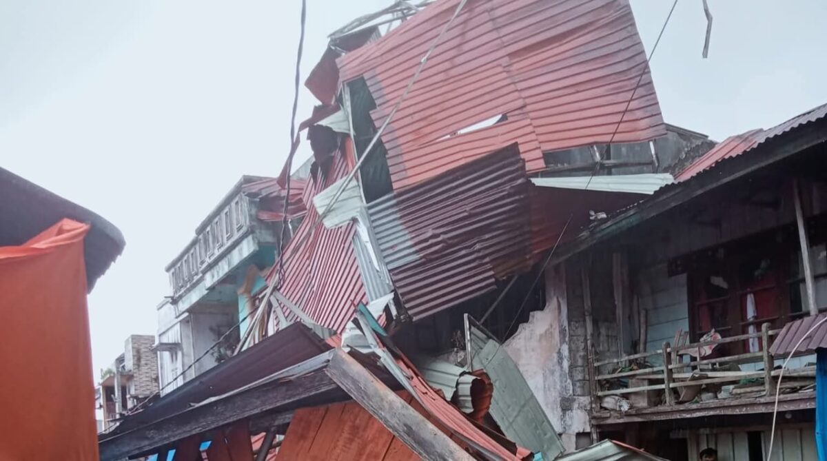Bangunan yang diterjang Puting Beliung di Pasar Kresik Tuo, Kerinci, Jambi, Sabtu 2 Agustus 2025 | Ist.