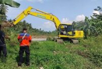 BPBD Tanggamus saat menerjunkan alat berat guna normalisasi sungai Way Belu di Pekon Negara Batin Kecamatan Kota Agung Barat, Minggu 3 Agustus 2025 | Herdi/Media Prioritastv.com.