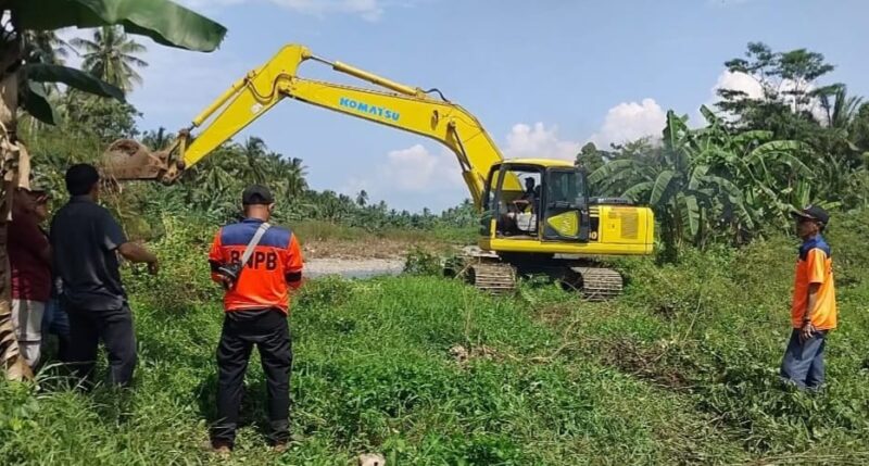 BPBD Tanggamus saat menerjunkan alat berat guna normalisasi sungai Way Belu di Pekon Negara Batin Kecamatan Kota Agung Barat, Minggu 3 Agustus 2025 | Herdi/Media Prioritastv.com.
