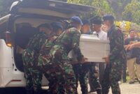 Jenazah Marsma TNI Fajar Adriyanto saat dimasukan ambulance, Minggu 3 Agustus 2025.
