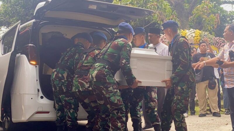Jenazah Marsma TNI Fajar Adriyanto saat dimasukan ambulance, Minggu 3 Agustus 2025.