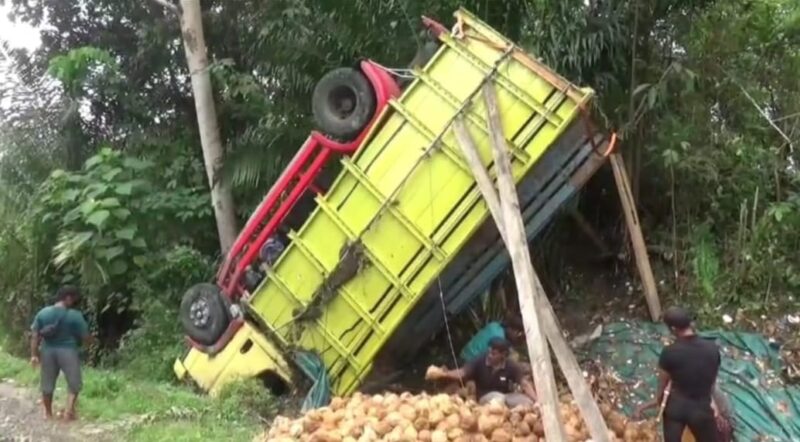 Truk yang mengalami kecelakaan di Tanjakan Mbah Marijan, Sedayu, Semaka, Tanggamus, Senin 4 Agustus 2025 | Ist.