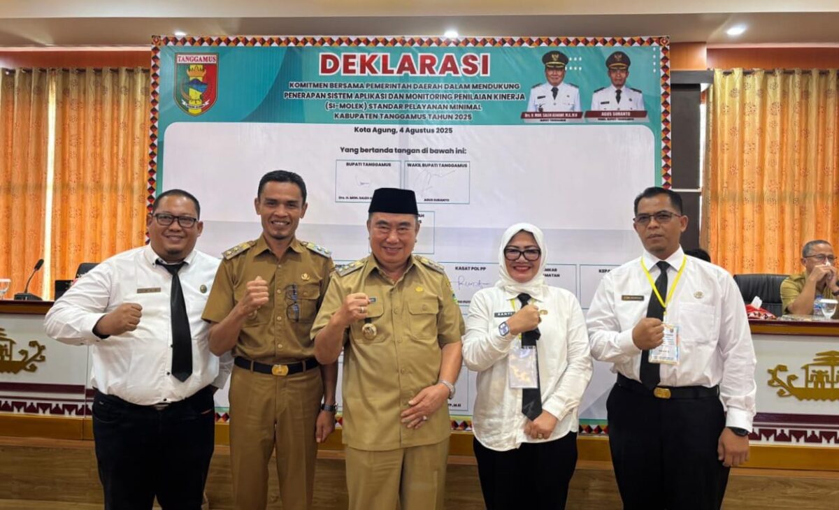 Bupati Tanggamus Moh. Saleh Asnawi bersama Wabup Agus Suranto dan Leader Afrida Susanti sebelum menandatangani Deklarasi SPM bagi masyarakat di Aula Setdakab setempat, Senin 4 Agustus 2025 | Herdi/Media Prioritastv.com.