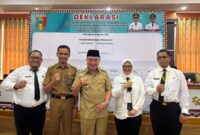 Bupati Tanggamus Moh. Saleh Asnawi bersama Wabup Agus Suranto dan Leader Afrida Susanti sebelum menandatangani Deklarasi SPM bagi masyarakat di Aula Setdakab setempat, Senin 4 Agustus 2025 | Herdi/Media Prioritastv.com.