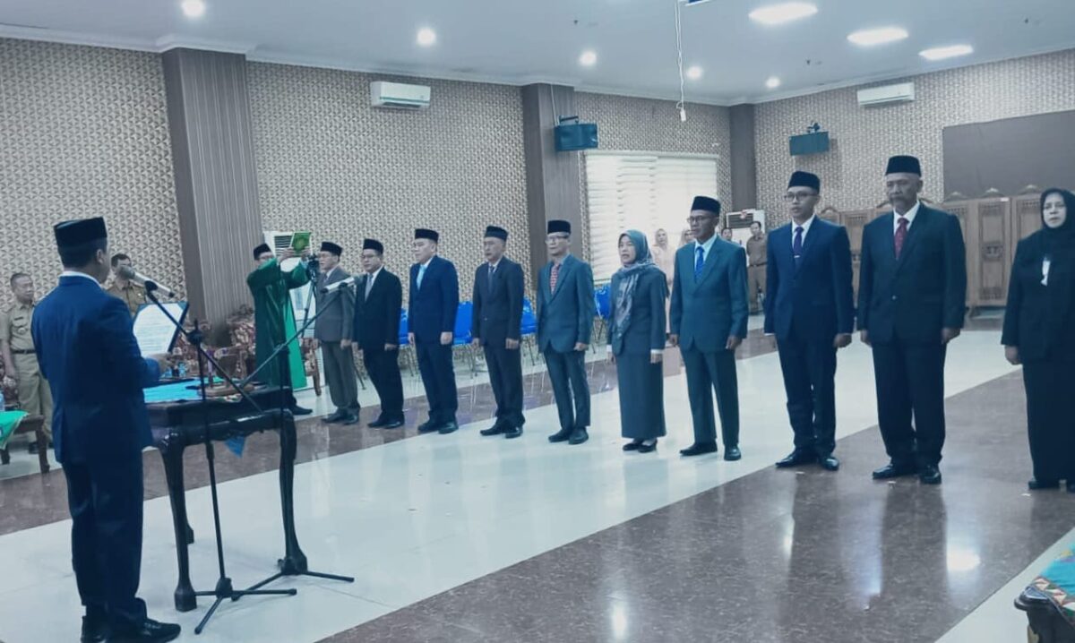 Bupati Pringsewu, Riyanto Pamungkas saat melantik 10 pejabat Jabatan Tinggi Pratama dan seorangnya Kadis KPTH Tanggamus (dua dari kanan) menjadi  Kepala Badan Kesatuan Bangsa dan Politik, Senin 4 Agustus 2025 | Dok. Humas Pemkab Pringsewu.