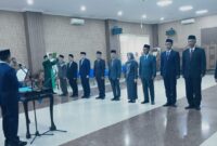 Bupati Pringsewu, Riyanto Pamungkas saat melantik 10 pejabat Jabatan Tinggi Pratama dan seorangnya Kadis KPTH Tanggamus (dua dari kanan) menjadi  Kepala Badan Kesatuan Bangsa dan Politik, Senin 4 Agustus 2025 | Dok. Humas Pemkab Pringsewu.