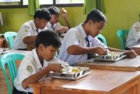 Para pelajar saat menikmati menu MBG di SMPN 3 Pugung, Senin 4 Agustus 2025 | Asrul/Media Prioritastv.com.