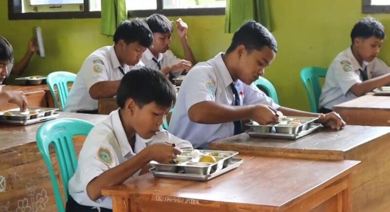 Para pelajar saat menikmati menu MBG di SMPN 3 Pugung, Senin 4 Agustus 2025 | Asrul/Media Prioritastv.com.