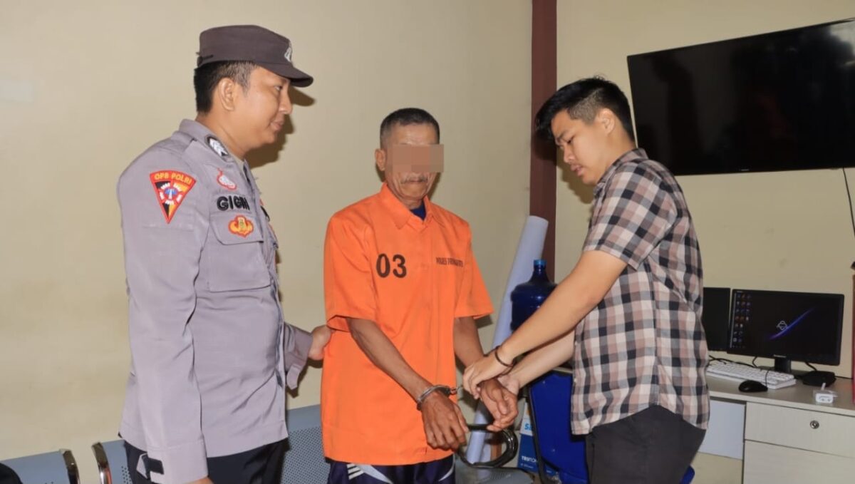 Tersangka S warga Pekon Sidodadi, Pagelaran dalam perkara Curanmor saat akan dibawa ke sel tahanan, Selasa 5 Agustus 2025 | Dok. Humas Polres Pringsewu.