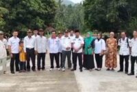 Para tokoh yang mengucapkan terima kasih kepada Gubernur Lampung atas pembangunan rigid beton di Simpang Kiluan hingga Putih Doh, Kecamatan Cukuh Balak, Tanggamus, Selasa 5 Agustus 2025 | Ist.