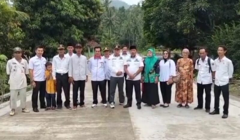 Para tokoh yang mengucapkan terima kasih kepada Gubernur Lampung atas pembangunan rigid beton di Simpang Kiluan hingga Putih Doh, Kecamatan Cukuh Balak, Tanggamus, Selasa 5 Agustus 2025 | Ist.