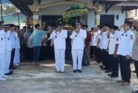 Jenazah Kakon Banjarmanis saat diangkat teman sejawatnya guna proses pemakaman di TPU pekon setempat, Rabu 6 Agustus 2025 | Asrul Ariski/Media Prioritastv.com.