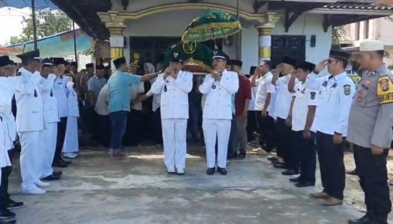 Jenazah Kakon Banjarmanis saat diangkat teman sejawatnya guna proses pemakaman di TPU pekon setempat, Rabu 6 Agustus 2025 | Asrul Ariski/Media Prioritastv.com.