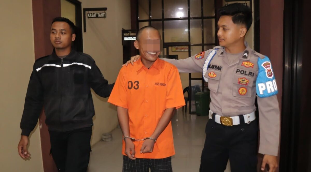 Tersangka AG pencuri handphone milik temannya saat digelandang menuju sel tahanan, Rabu 6 Agustus 2025 | Humas Polres Pringsewu.