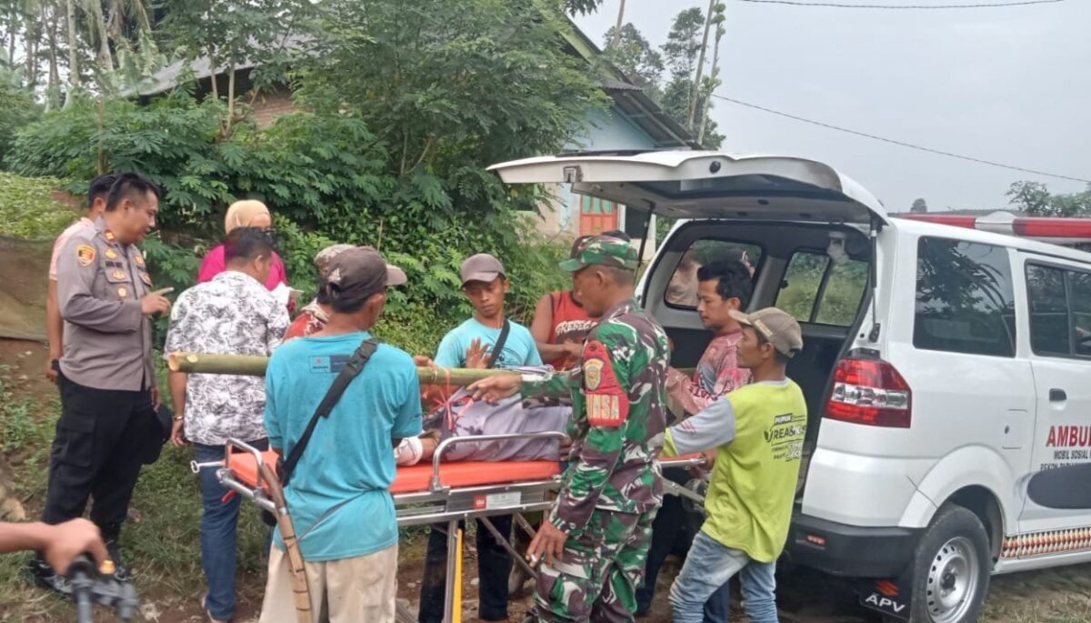 Jenazah Sapruddin, petani yang meninggal diregister 28 Pekon Gisting Permai saat akan dimasukan ke dalam mobil ambulance, Selasa 5 Agustus 2025, sore | Dok. Humas Polres Tanggamus.