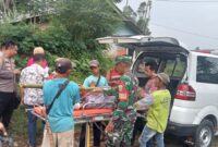 Jenazah Sapruddin, petani yang meninggal diregister 28 Pekon Gisting Permai saat akan dimasukan ke dalam mobil ambulance, Selasa 5 Agustus 2025, sore | Dok. Humas Polres Tanggamus.