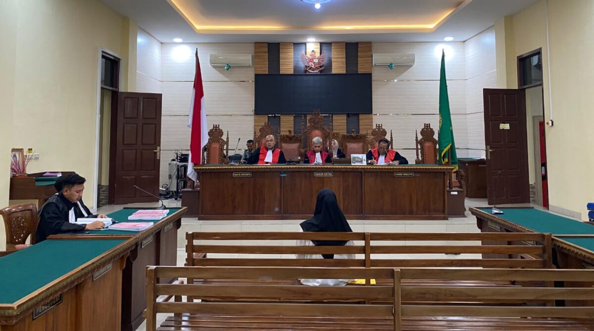 Salah satu terdakwa korupsi dana hibah LPTQ Pringsewu saat dihadirkan dalam sidang tuntutan, Rabu 6 Agustus 2025 | Dok. Kejari Pringsewu.