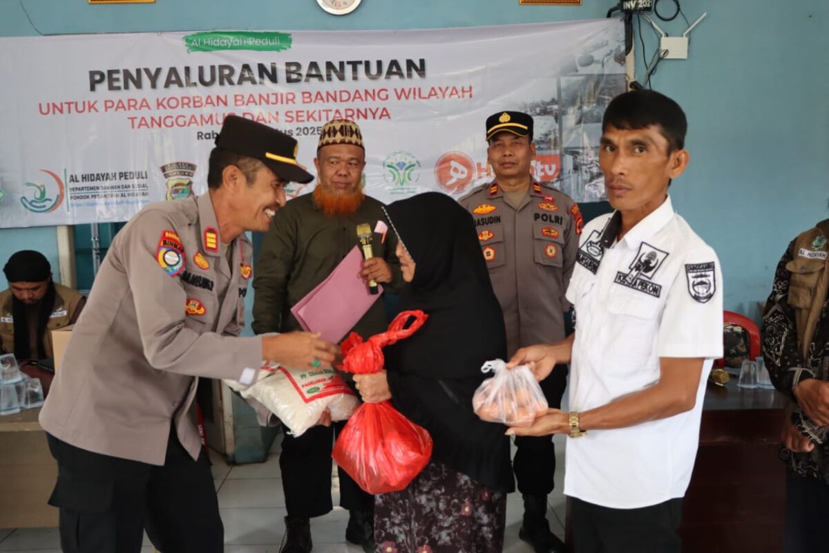 Penyerahan bantuan sosial Al Hidayah Peduli di Pekon Banding Kecamatan Bandar Negeri Semuong, Tanggamus, Rabu 6 Agustus 2025 | Dok. Humas Polres Tanggamus.