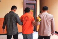 Tersangka JM saat akan dijebloskan ke sel tahanan, Kamis 7 Agustus 2025 | Dok. Humas Polres Tanggamus.