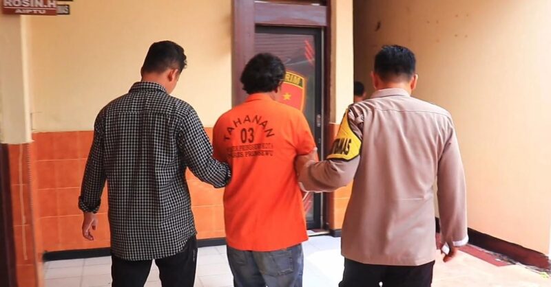 Tersangka JM saat akan dijebloskan ke sel tahanan, Kamis 7 Agustus 2025 | Dok. Humas Polres Tanggamus.