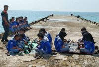 Para pelajar SMK Negeri 1 Pulau Tabuan, Kabupaten Tanggamus, Lampung, yang rela berpanas-panasan demi mengikuti Asesmen Nasional Berbasis Komputer (ANBK) tahun 2025 | Ist.