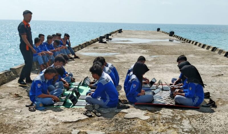 Para pelajar SMK Negeri 1 Pulau Tabuan, Kabupaten Tanggamus, Lampung, yang rela berpanas-panasan demi mengikuti Asesmen Nasional Berbasis Komputer (ANBK) tahun 2025 | Ist.