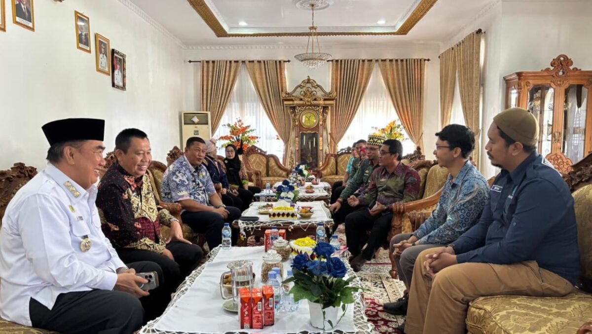 Bupati Tanggamus, Moh. Saleh Asnawi saat menerima tim KLHK di ruang kerjanya, Kamis 7 Agustus 2025 | Herdi/Media Prioritastv.com.