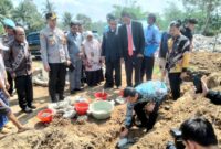 Bupati Pringsewu, Riyanto Pamungkas saat meletakan batu pertama pembangunan  gereja HKBP Podosari, Kamis 7 Agustus 2025 | Samuel/Media Prioritastv.com.