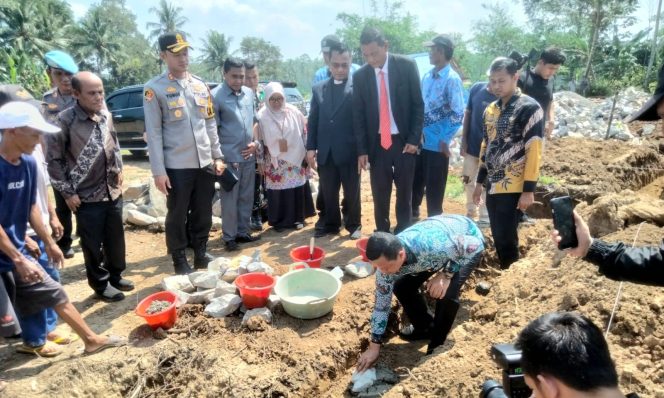 
					Bupati Pringsewu, Riyanto Pamungkas saat meletakan batu pertama pembangunan  gereja HKBP Podosari, Kamis 7 Agustus 2025 | Samuel/Media Prioritastv.com.
