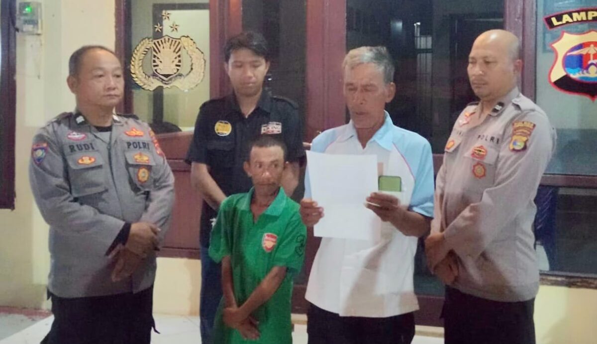 Orang tua J saat menyampaikan permohonan maaf atas kejadian yang dilakukan oleh putranya, Rabu 6 Agustus 2025, malam | Dok. Humas Polres Lampung Tengah.