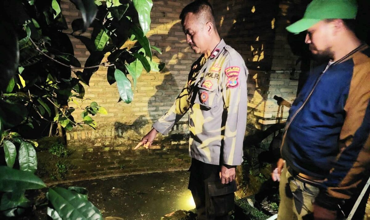 Polisi saat melakukan pemeriksaan TKP ditemukannya bocah 2 tahun meninggal di comberan, Rabu 6 Agustus 2025 | Dok. Humas Polres Lampung Tengah.