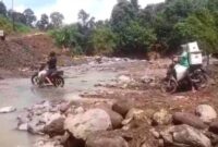 Kendaraan saat melintas sungai Way Tuba, penghubung Pekon Sanggi dan Atar Lebar, Bandar Negeri Semuong, Tanggamus, Rabu 6 Agustus 2025 | Dok. Ist.
